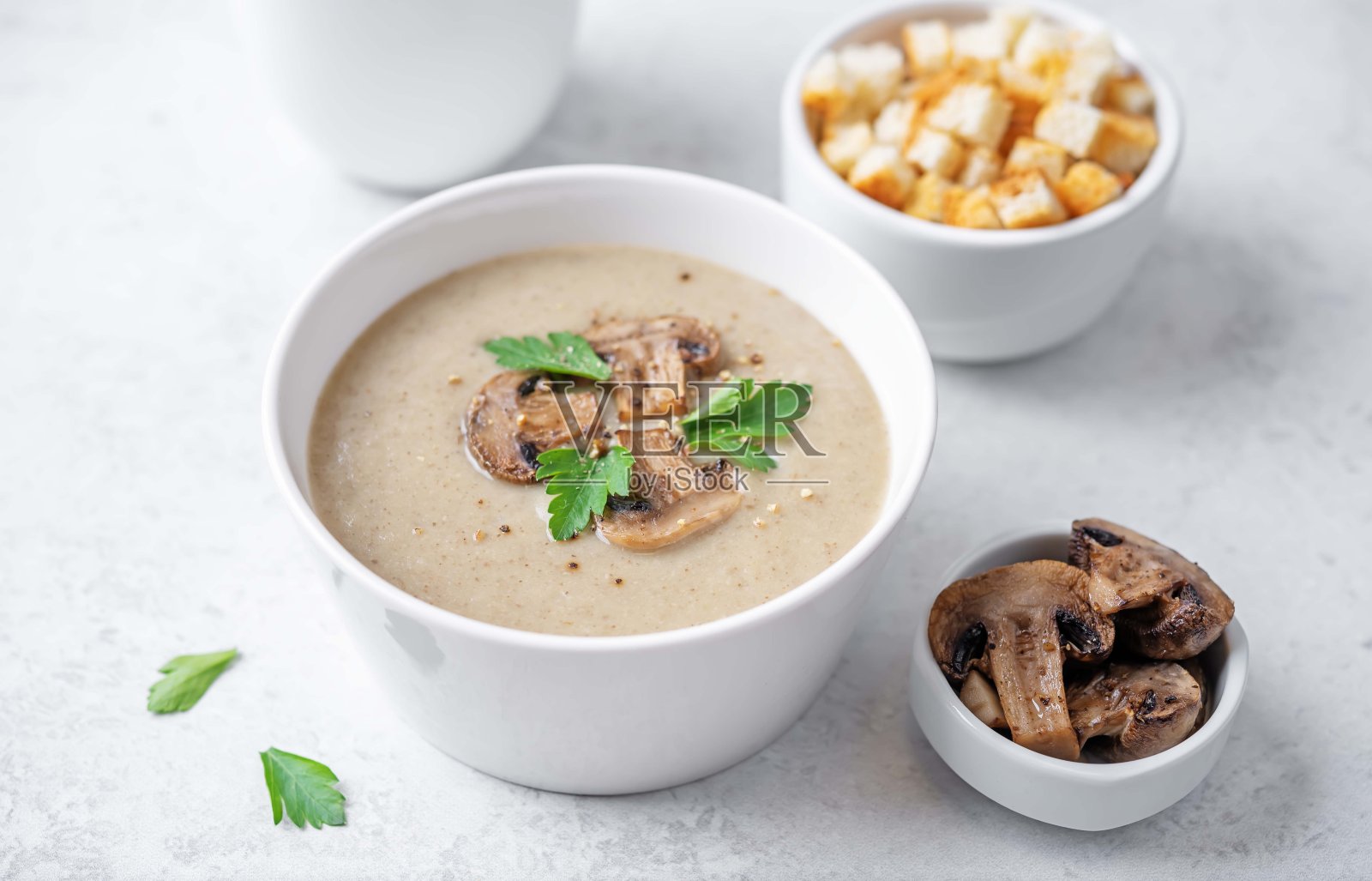 用碗盛香菜蘑菇奶油汤照片摄影图片