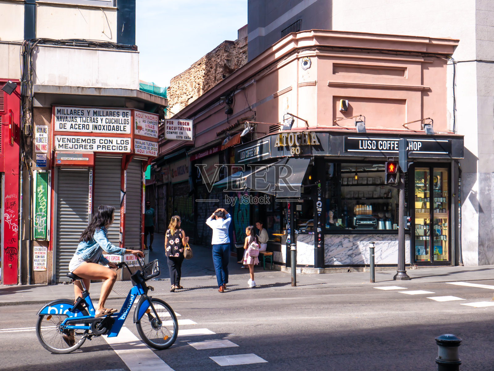在一个阳光明媚的春日，人们走在街上照片摄影图片