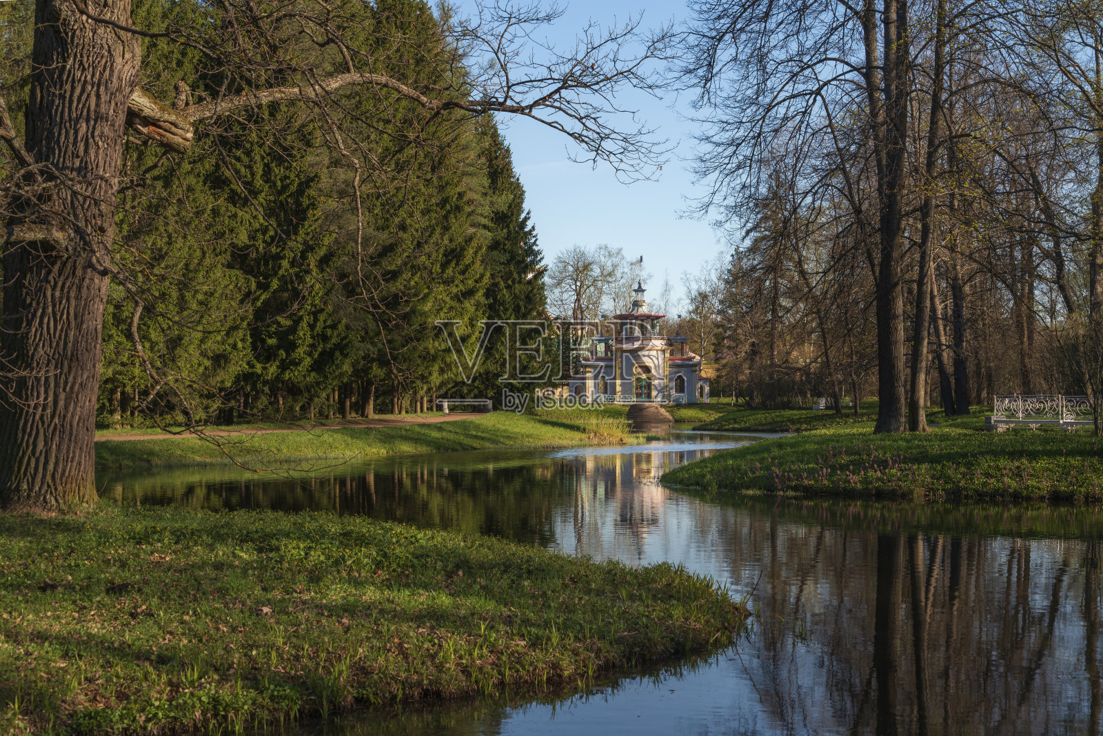 一个阳光明媚的春日，普希金，俄罗斯圣彼得堡，在沙皇叶塞洛的凯瑟琳公园上池塘的中国凉亭照片摄影图片