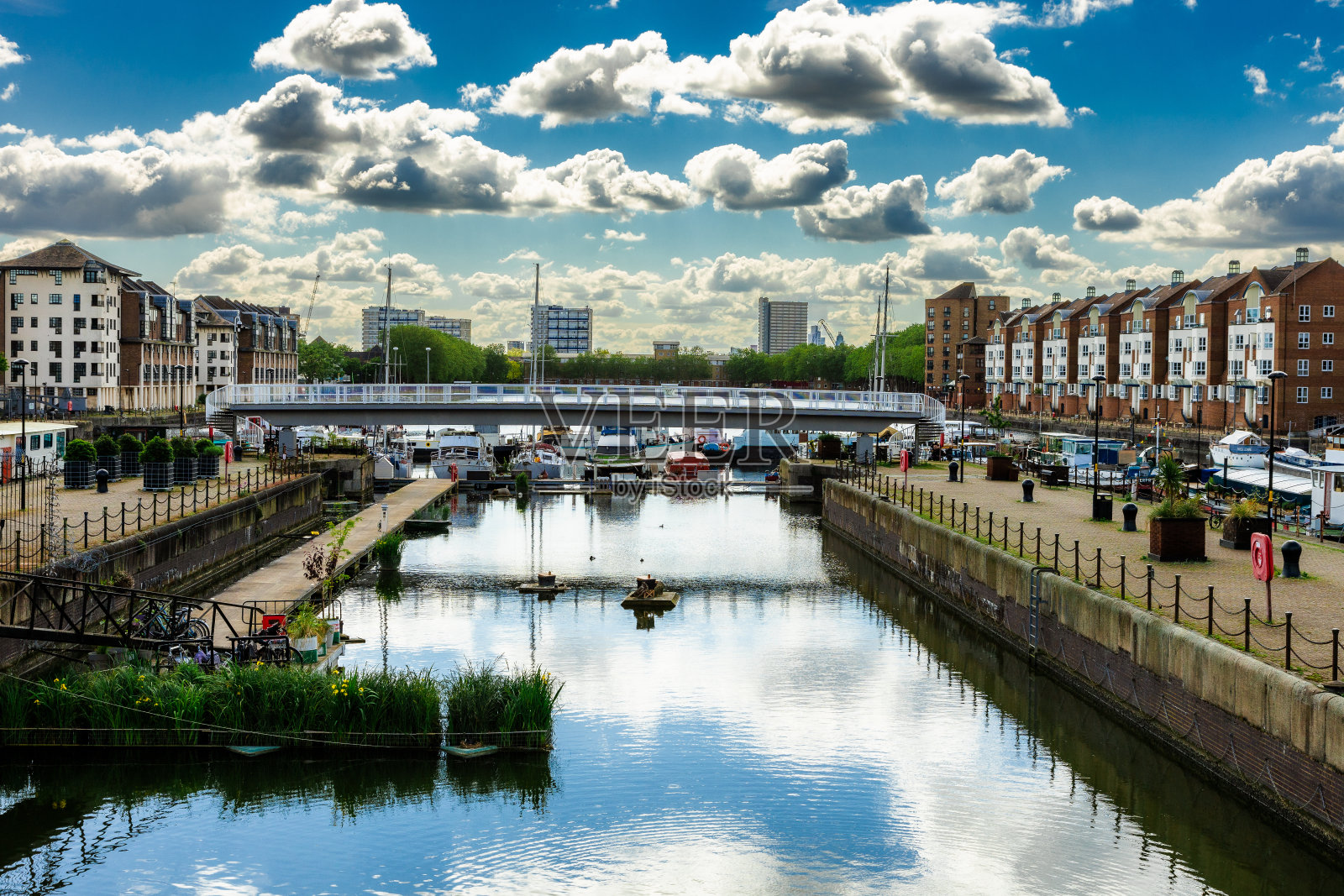 船屋停泊在英国伦敦罗瑟希特的萨里码头照片摄影图片