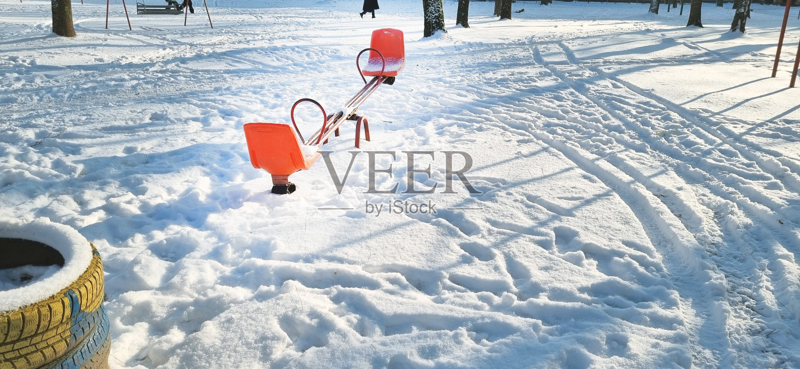 冬日街头的风景照。孩子们的操场被雪覆盖着。季节照片摄影图片