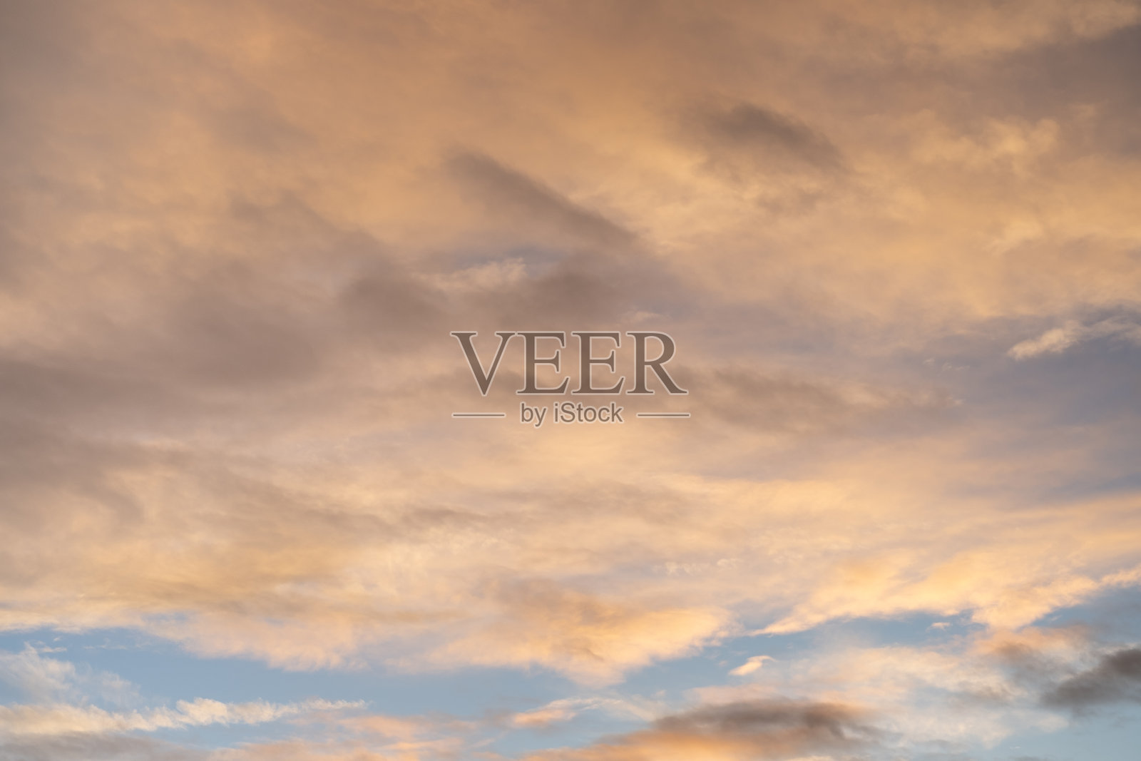 戏剧性的天空浮云，令人惊叹的天景云在蓝色的天空光的自然照片摄影图片