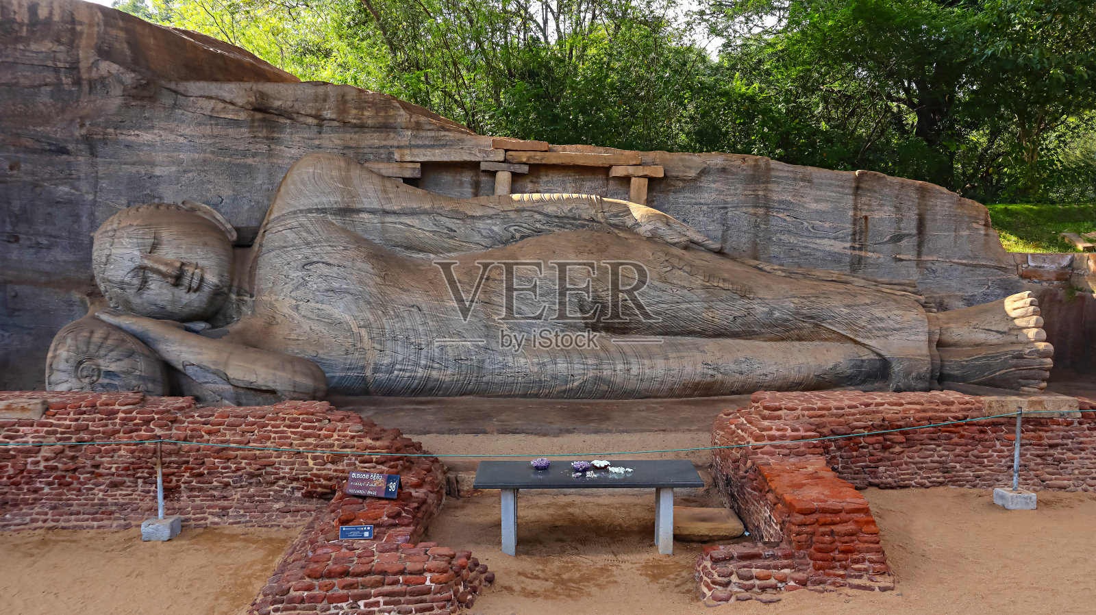 斯里兰卡波隆纳鲁瓦古城Uththaramaya Gal Vihara岩切寺的睡佛。照片摄影图片