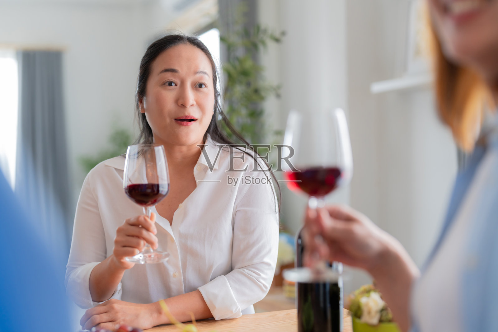 好老朋友拜访家亚洲成熟女性朋友谈话站在厨房积极的谈话良好的关系友谊团聚家拜访随意放松手握酒杯在家里好气氛照片摄影图片