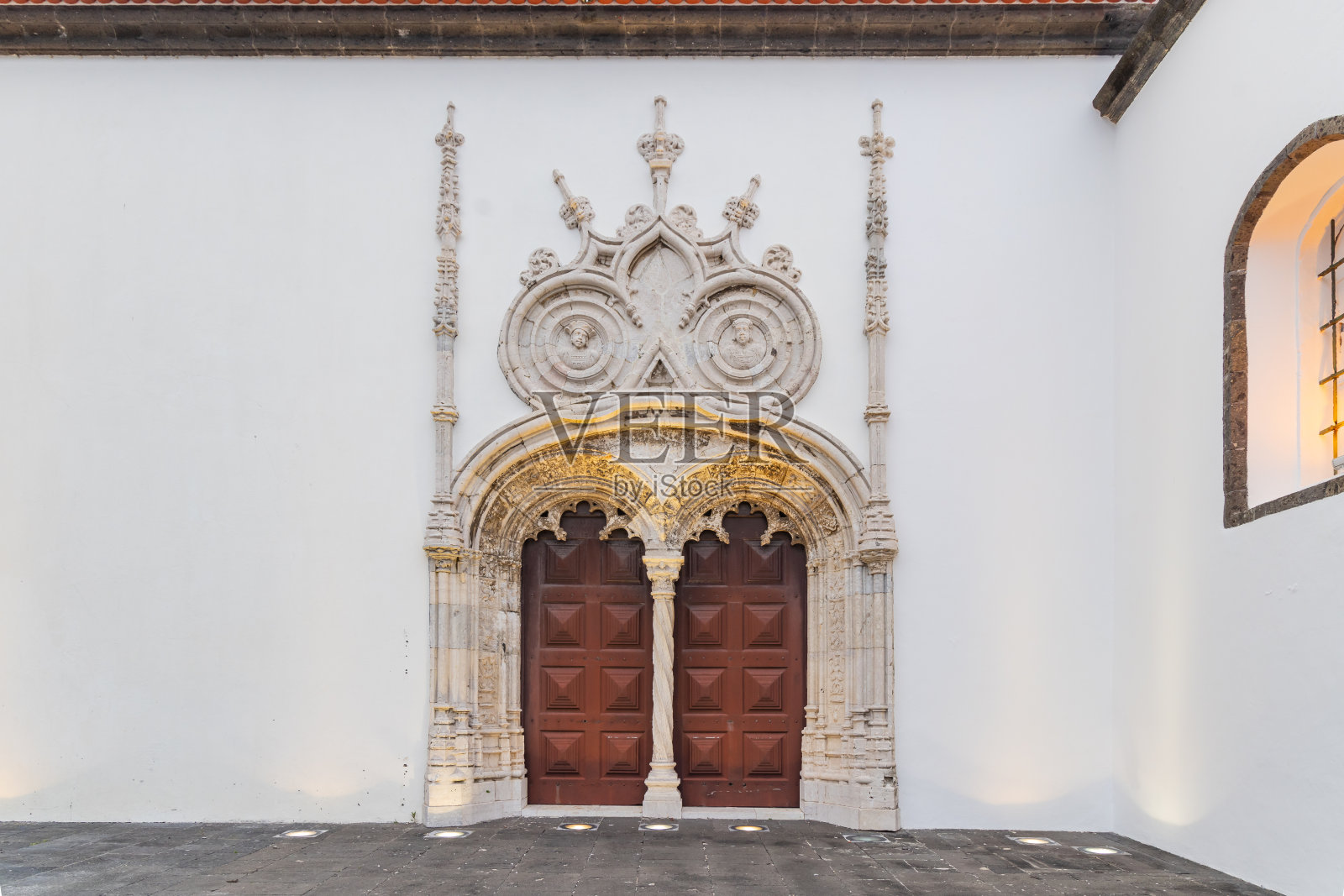 蓬塔德尔加达教堂的华丽大门。照片摄影图片