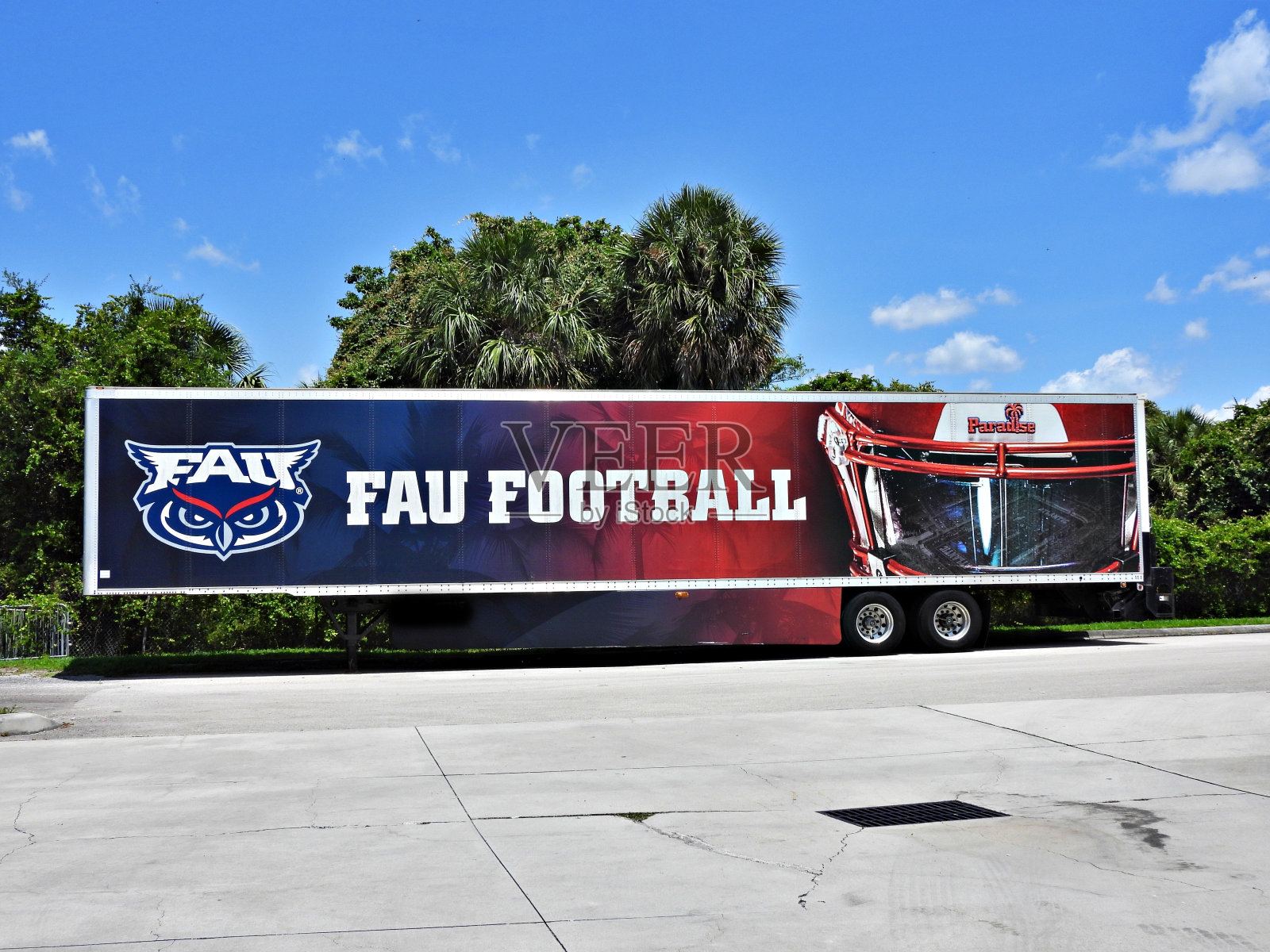 佛罗里达大西洋大学橄榄球拖车。照片摄影图片