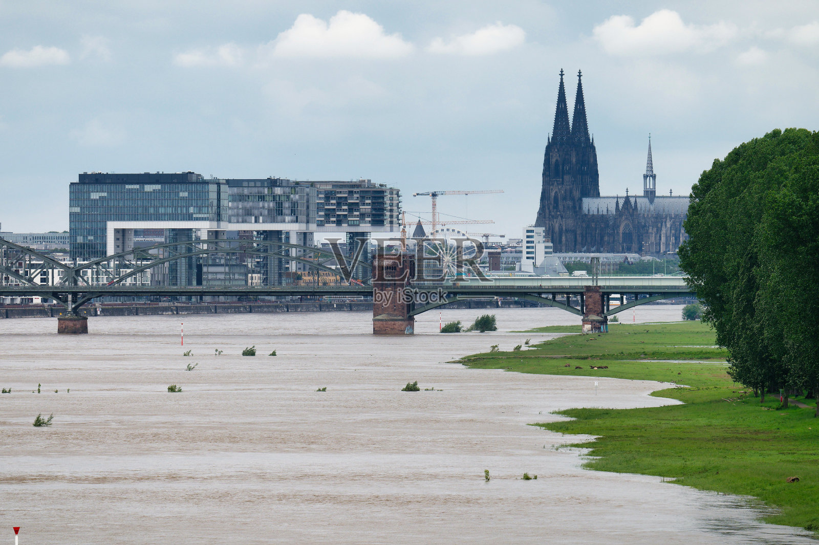 科隆全景与洪水的波勒维森照片摄影图片