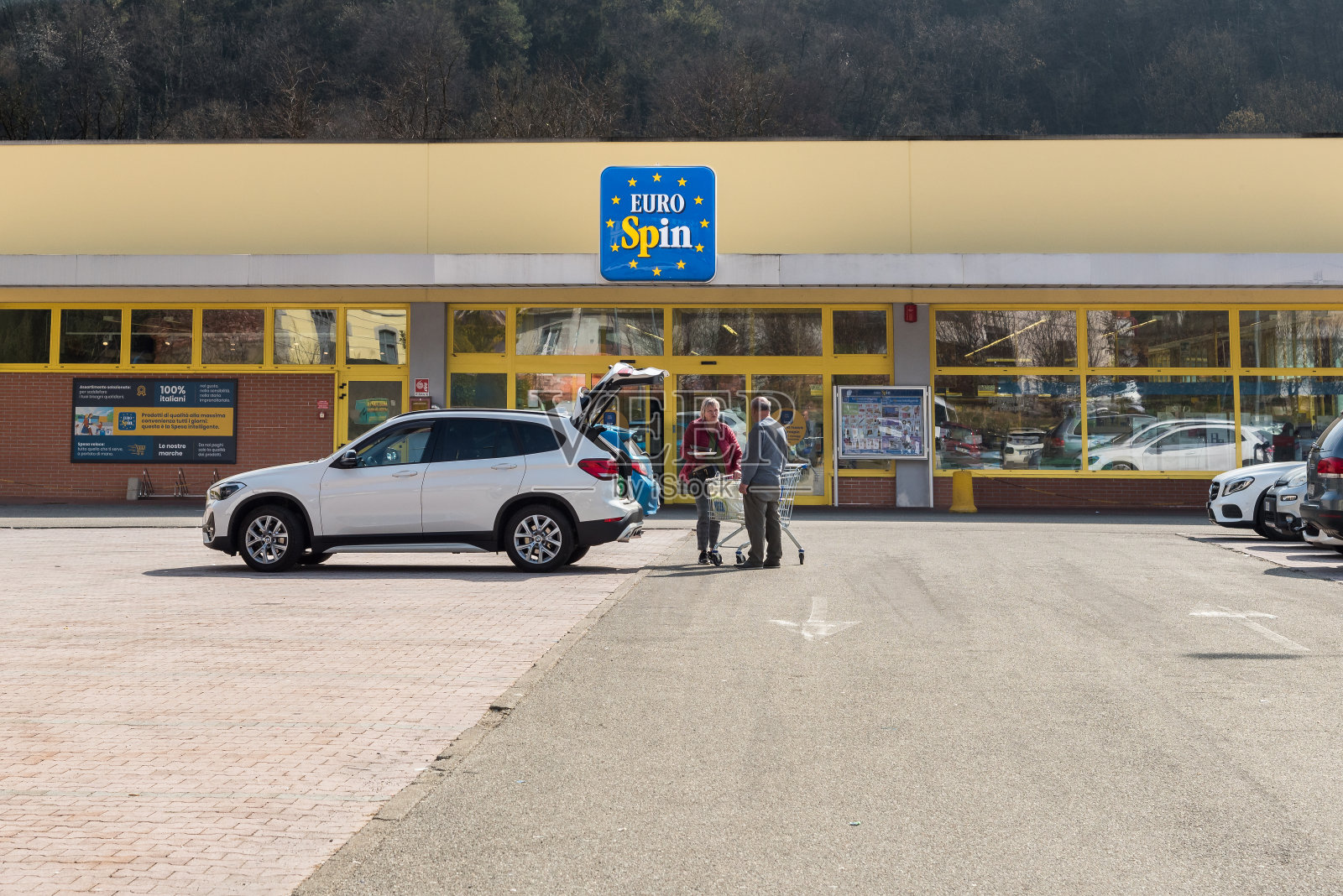 位于瓦雷泽省Luino-Creva的一家折扣超市Eurospin。照片摄影图片