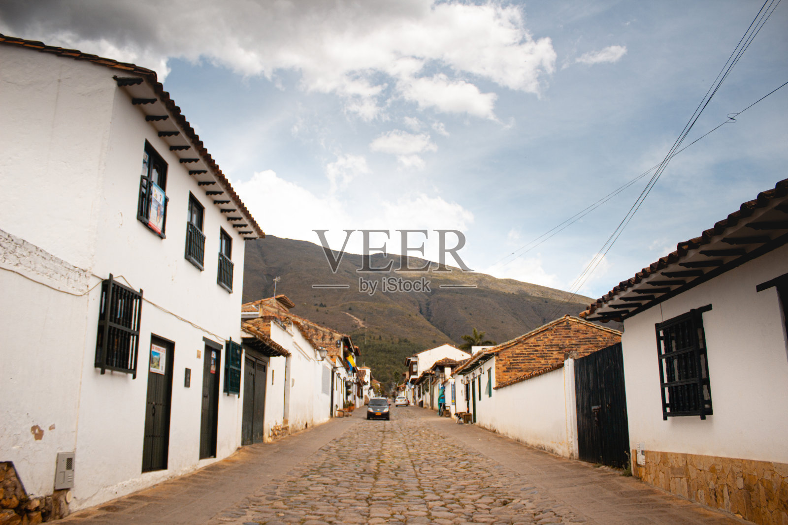 莱瓦别墅的街道，背景是山脉照片摄影图片