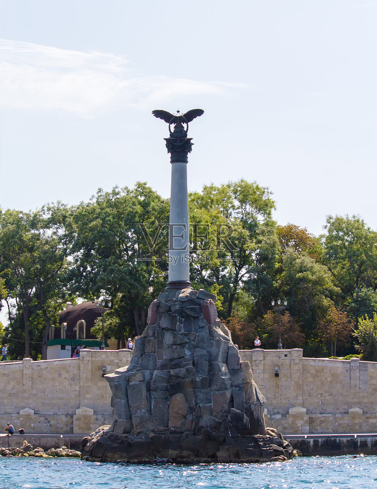 被塞瓦斯托波尔的俄罗斯水手击沉的俄罗斯船只纪念碑照片摄影图片