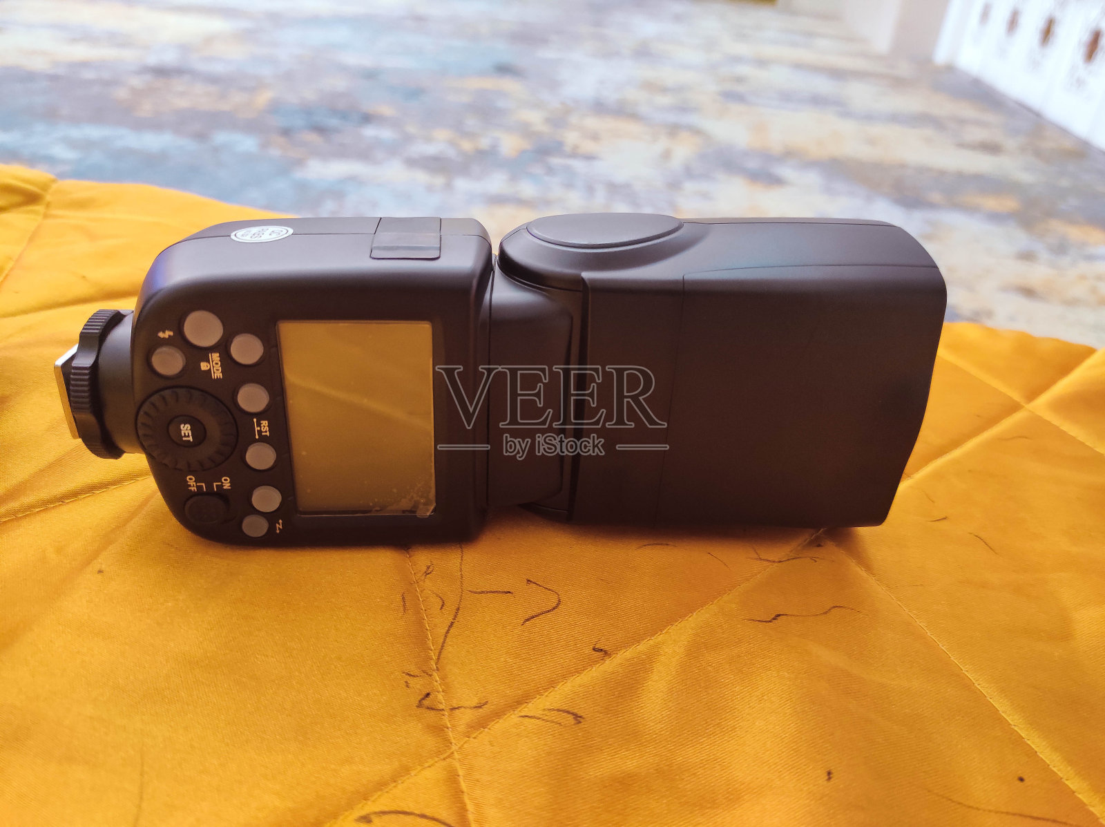 黑色相机的外置闪光灯照片摄影图片