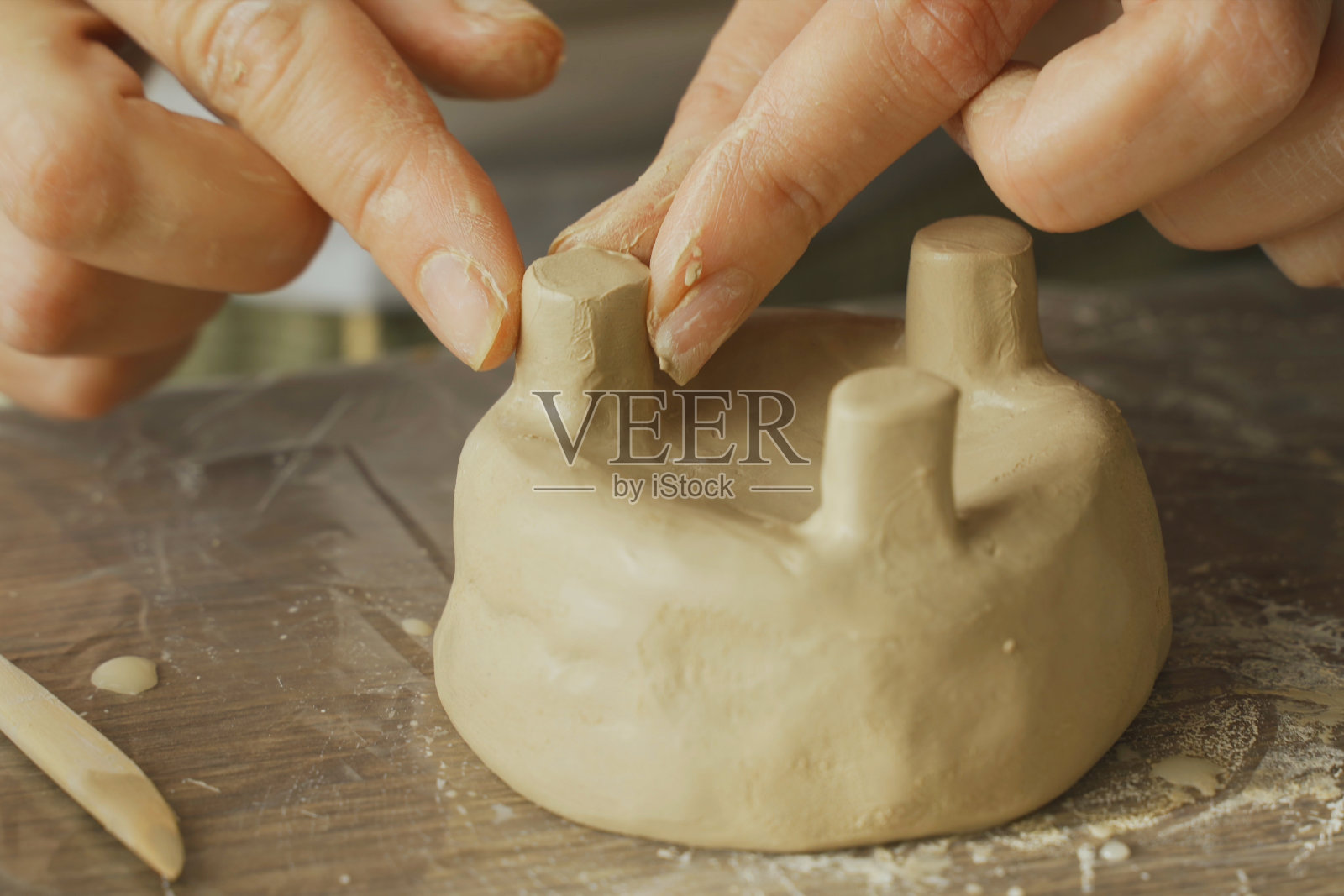 在桌子上制作陶罐的人照片摄影图片