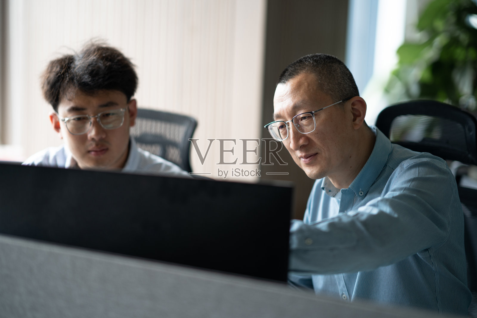 开放式办公室的商人照片摄影图片