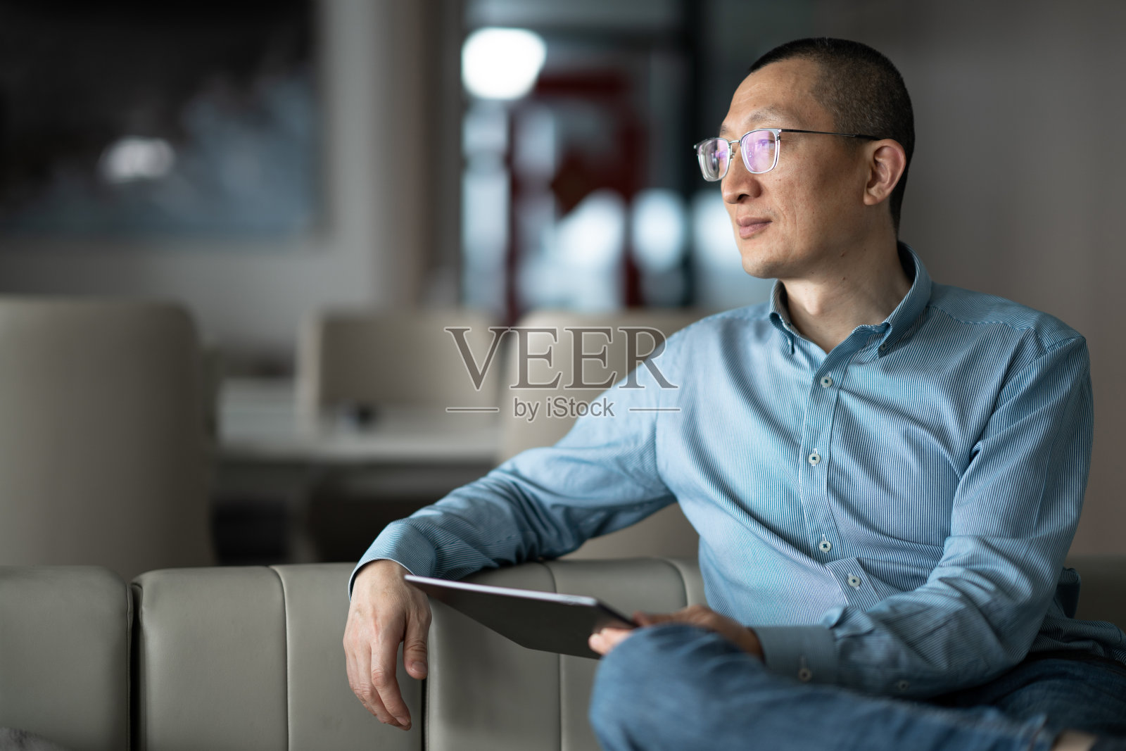 在开放式办公室工作的商人照片摄影图片