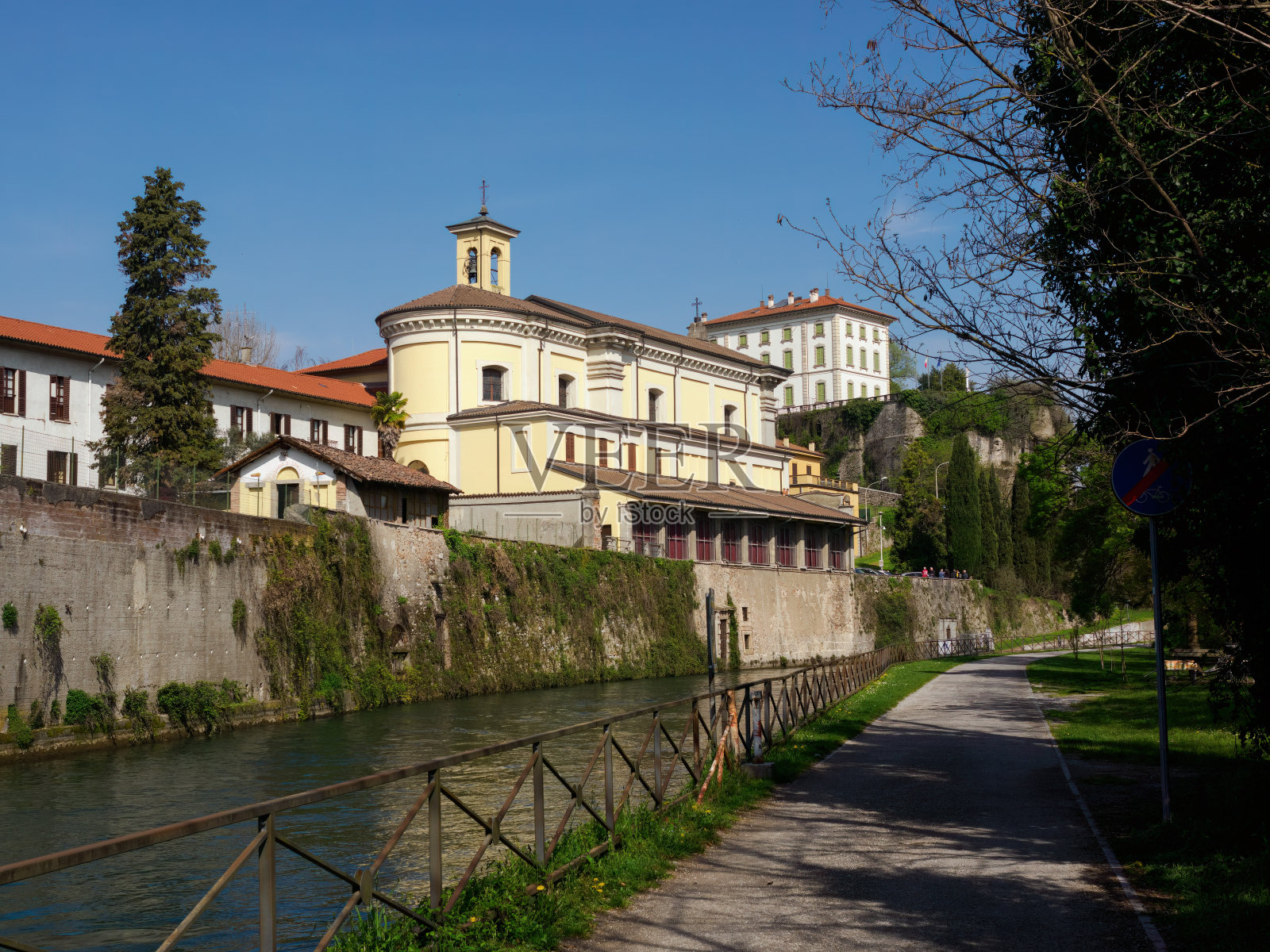 米兰Vaprio的Martesana运河边的老建筑照片摄影图片