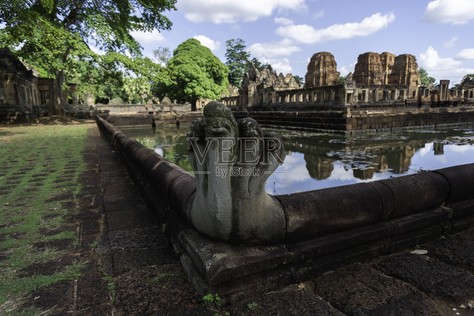 Prasat Muang Tam历史公园是一千年前位于泰国武里拉姆省的城堡岩老建筑照片摄影图片