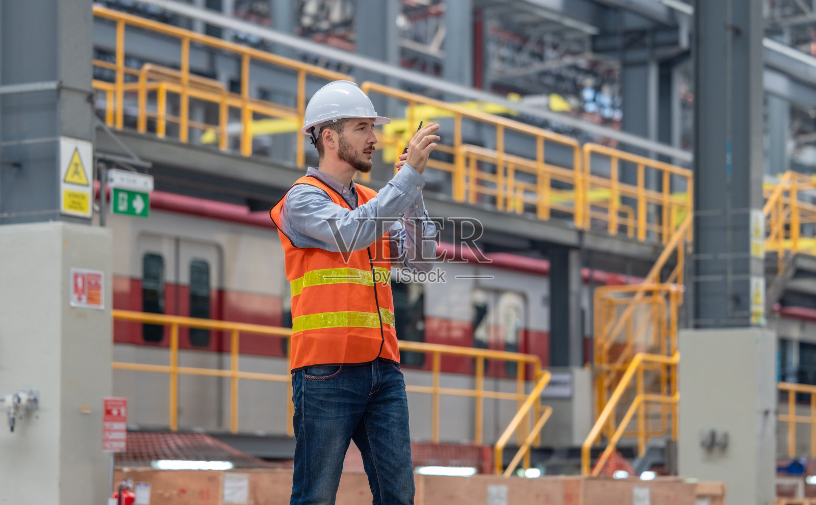 机车工程师经理培训员工，协调团队，调度工作指令和时间表照片摄影图片