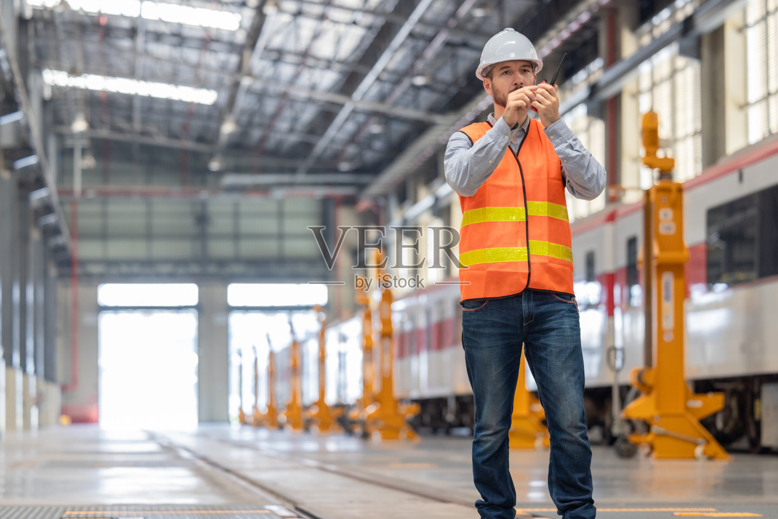 机车工程师经理培训员工，协调团队，调度工作指令和时间表照片摄影图片