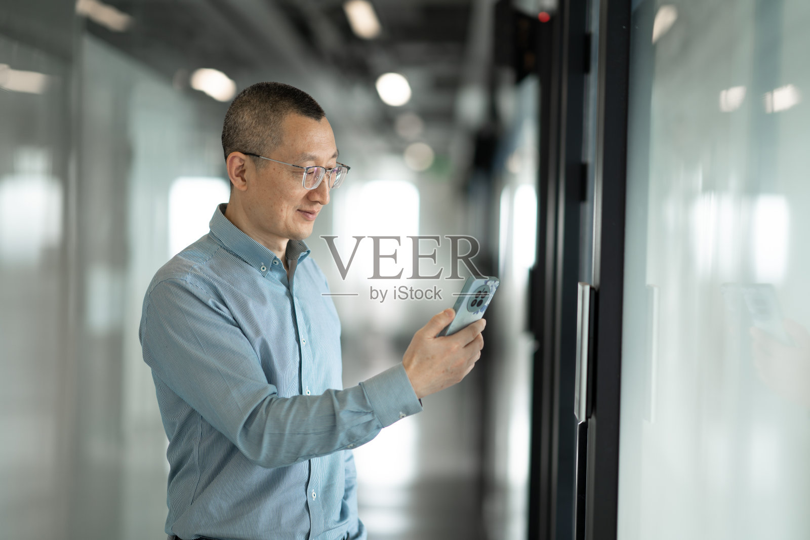 人们用手机开门照片摄影图片