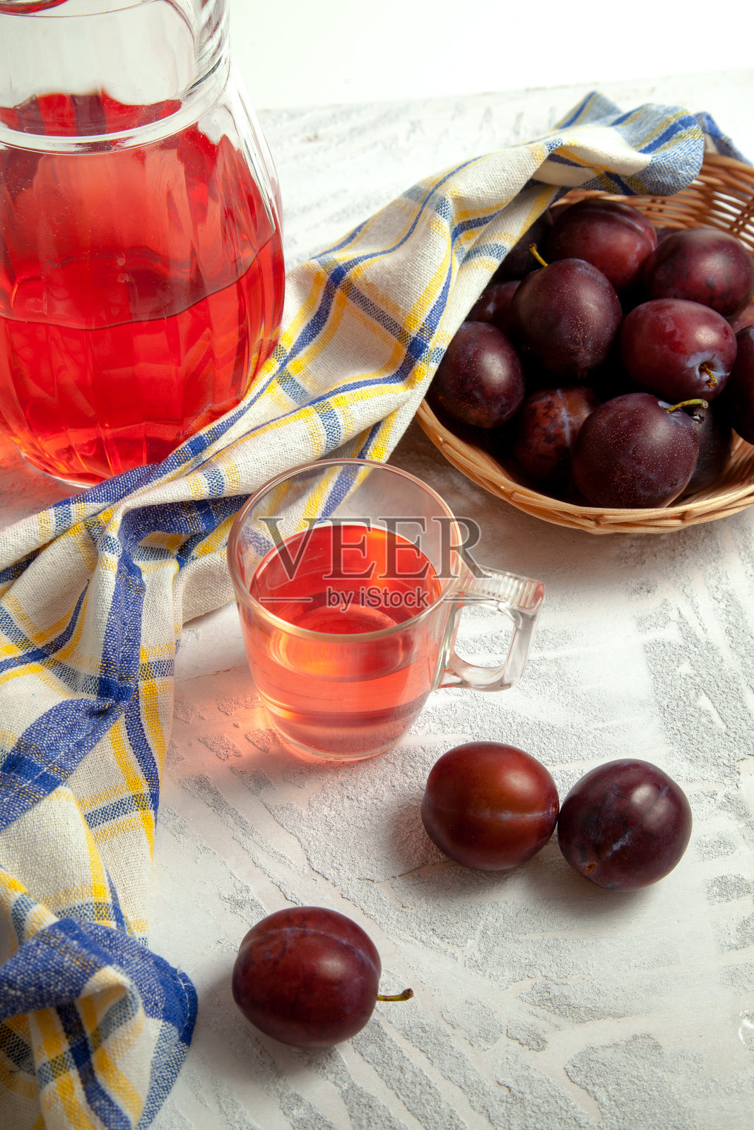 梅花果盘在白色木制背景紫梅壶。照片摄影图片