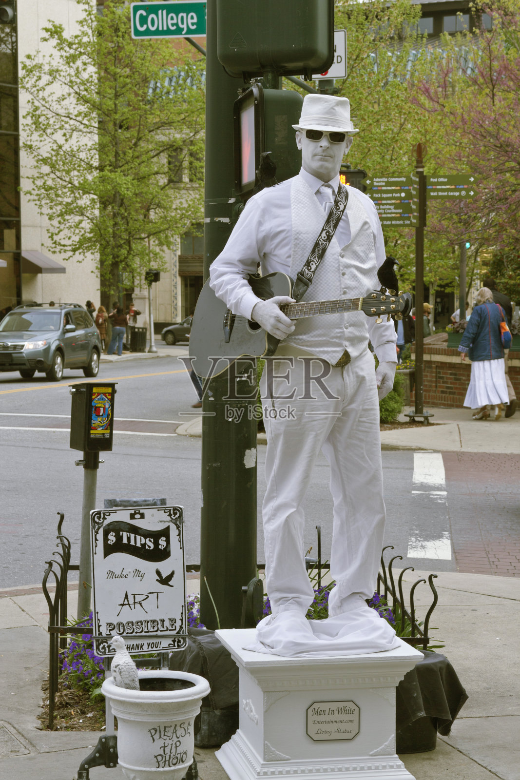 白衣男人,活着的雕像照片摄影图片