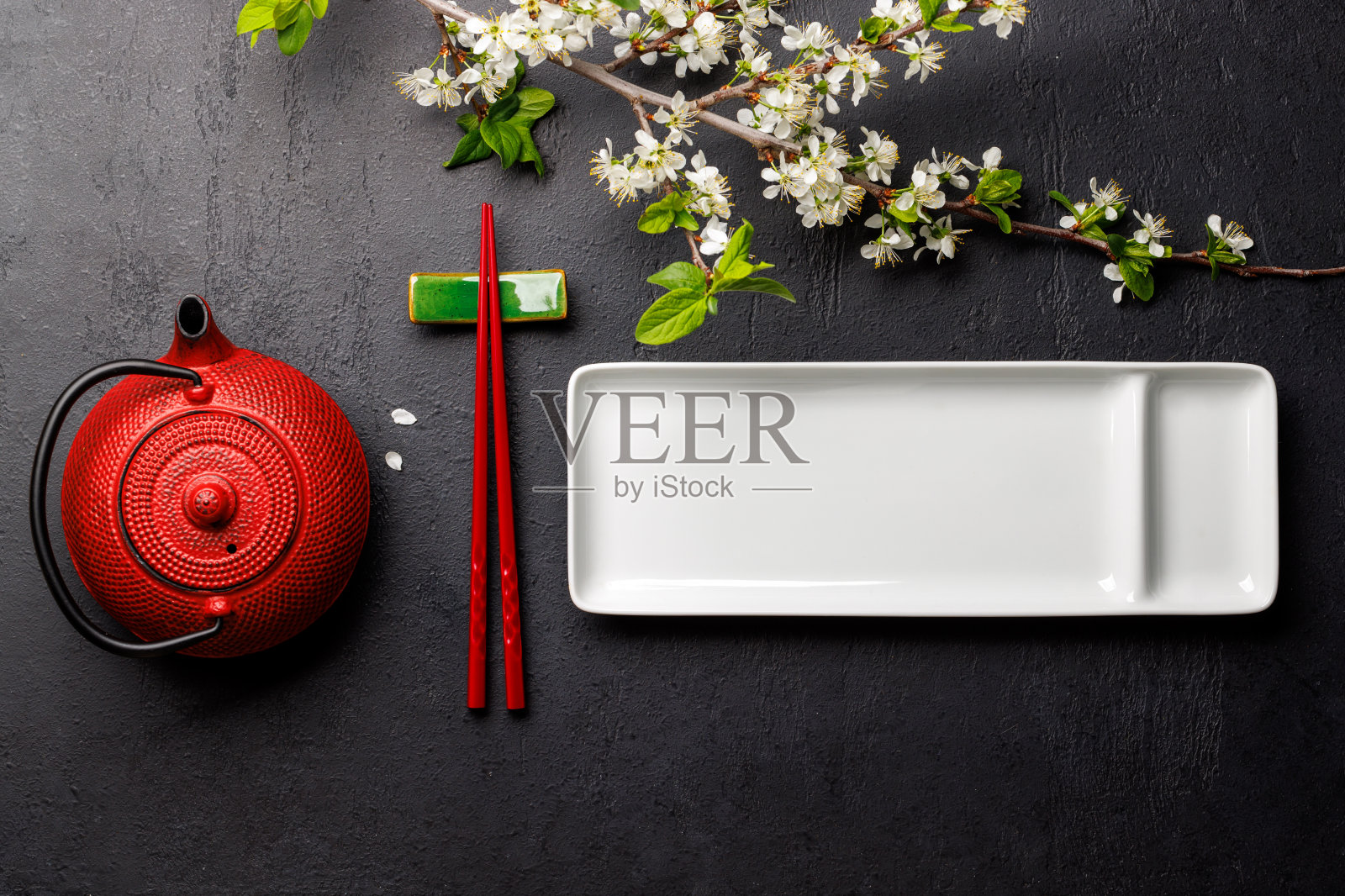 餐桌上装饰着樱花枝和筷子，是日本饮食文化的缩影照片摄影图片