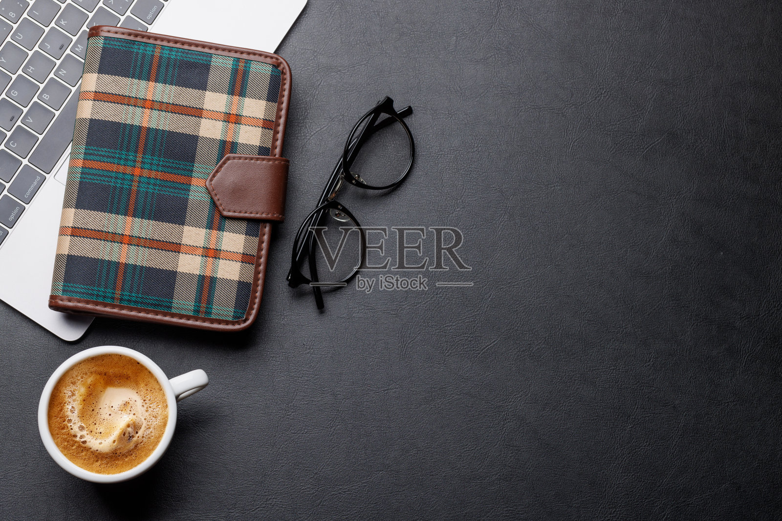 办公桌子，笔记本电脑，一杯咖啡和用品照片摄影图片