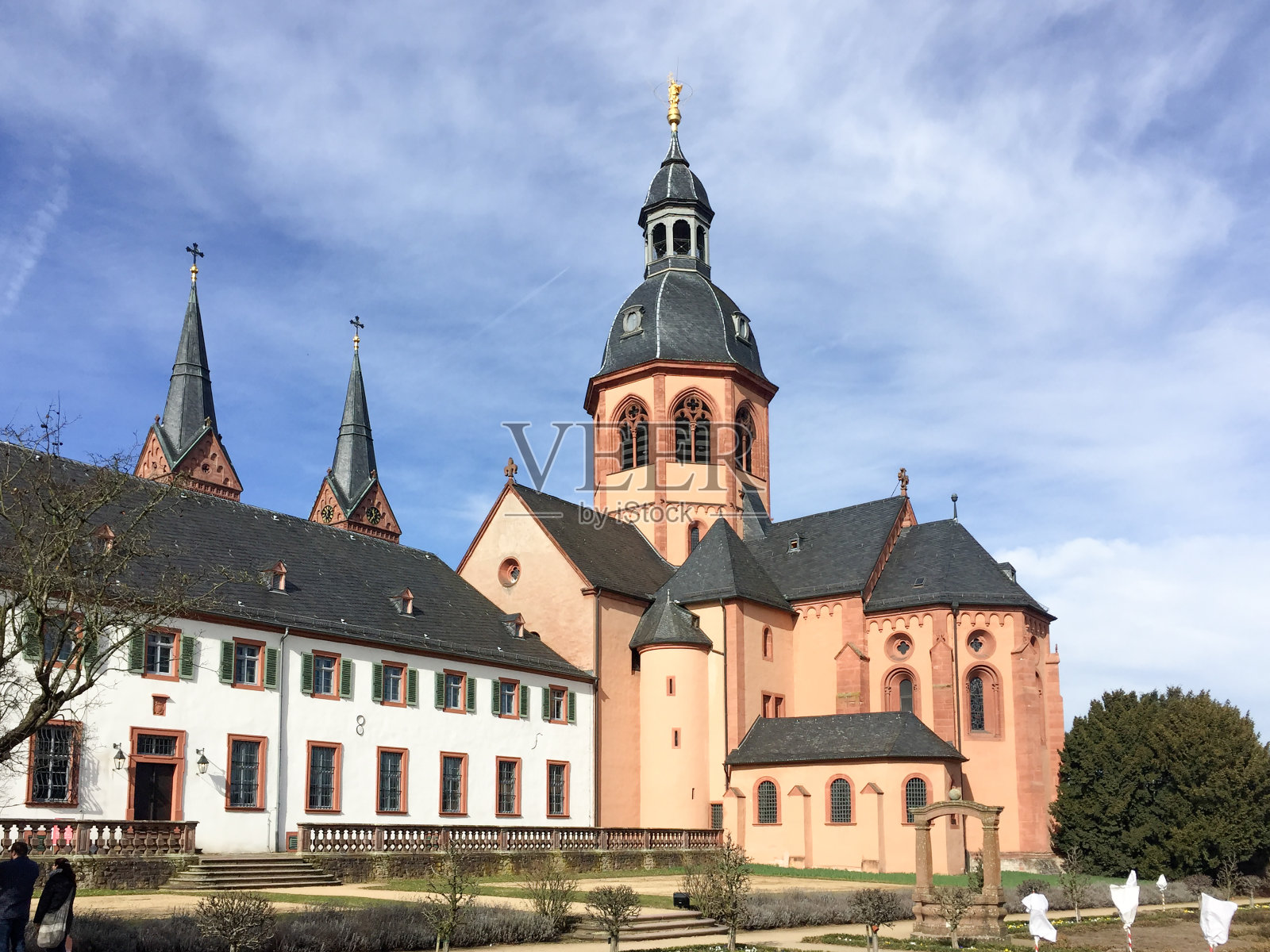 参观塞利根施塔特著名大教堂的回廊花园照片摄影图片