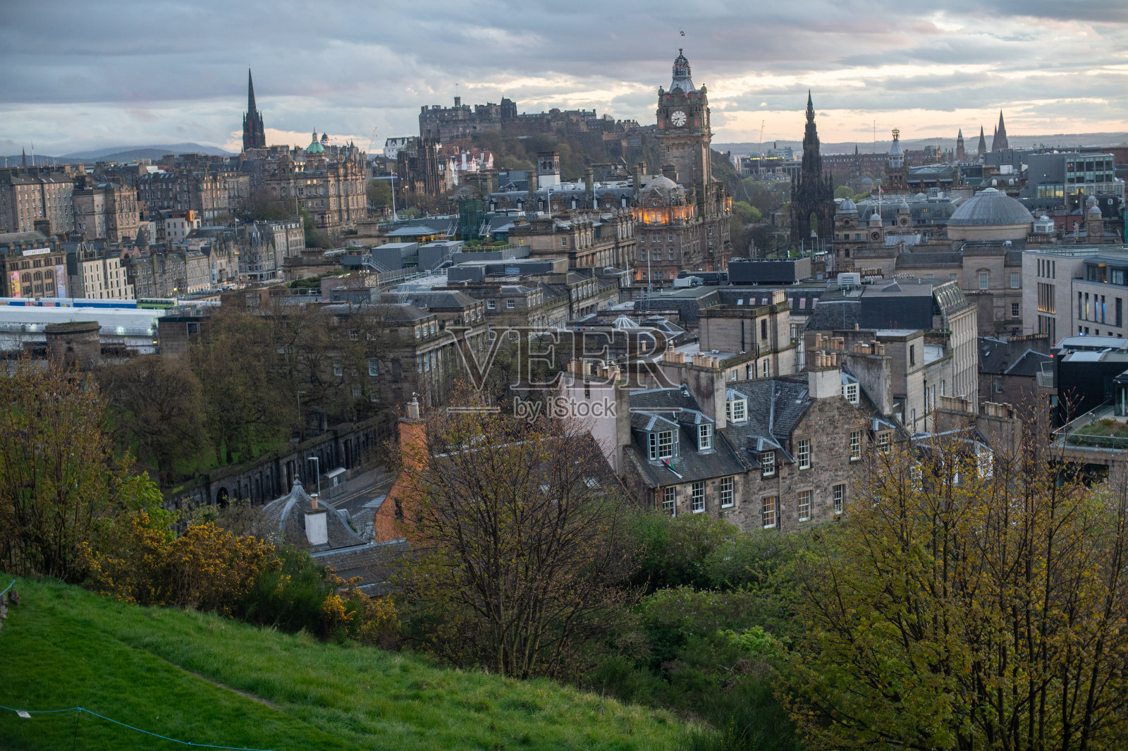 从卡尔顿山上俯瞰爱丁堡照片摄影图片