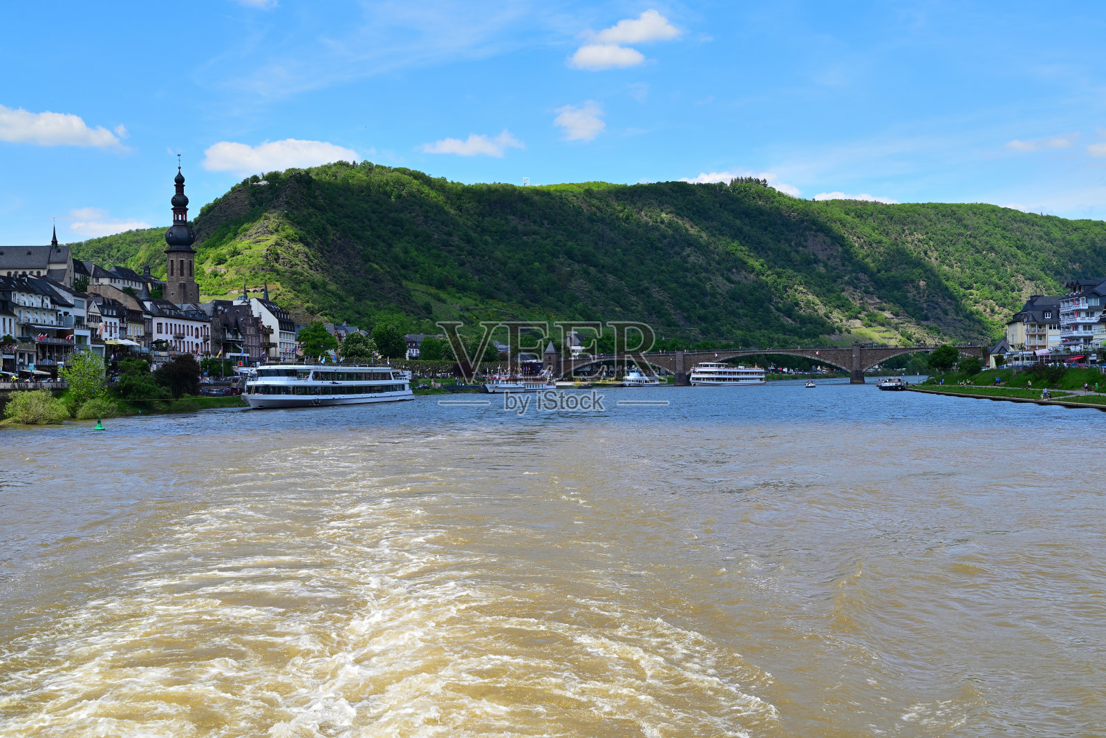 从船上俯瞰摩泽尔河上的科赫姆，德国照片摄影图片