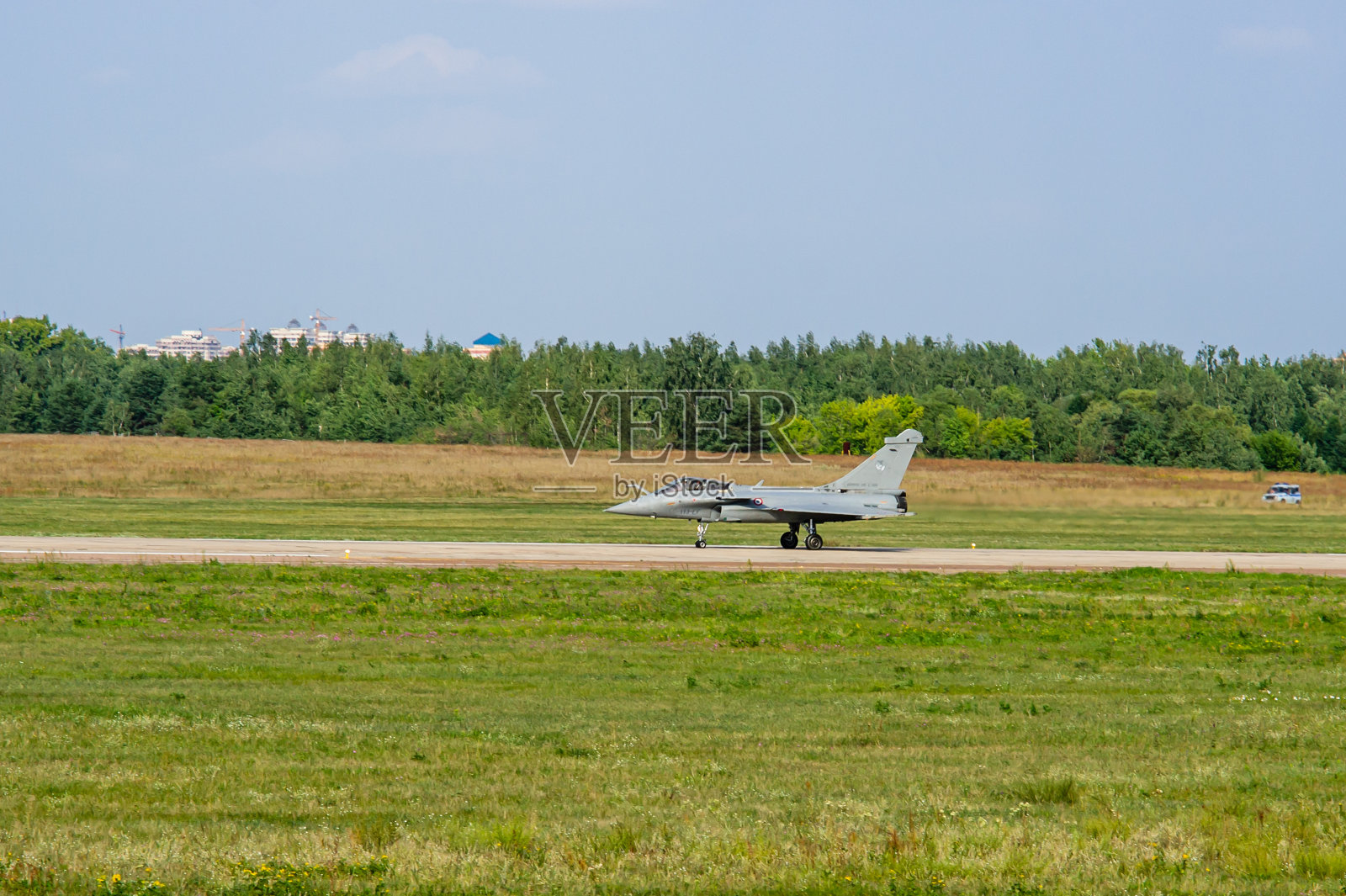 法国第四代多用途战斗机达索阵风降落后在格罗莫夫飞行研究所机场跑道上。照片摄影图片