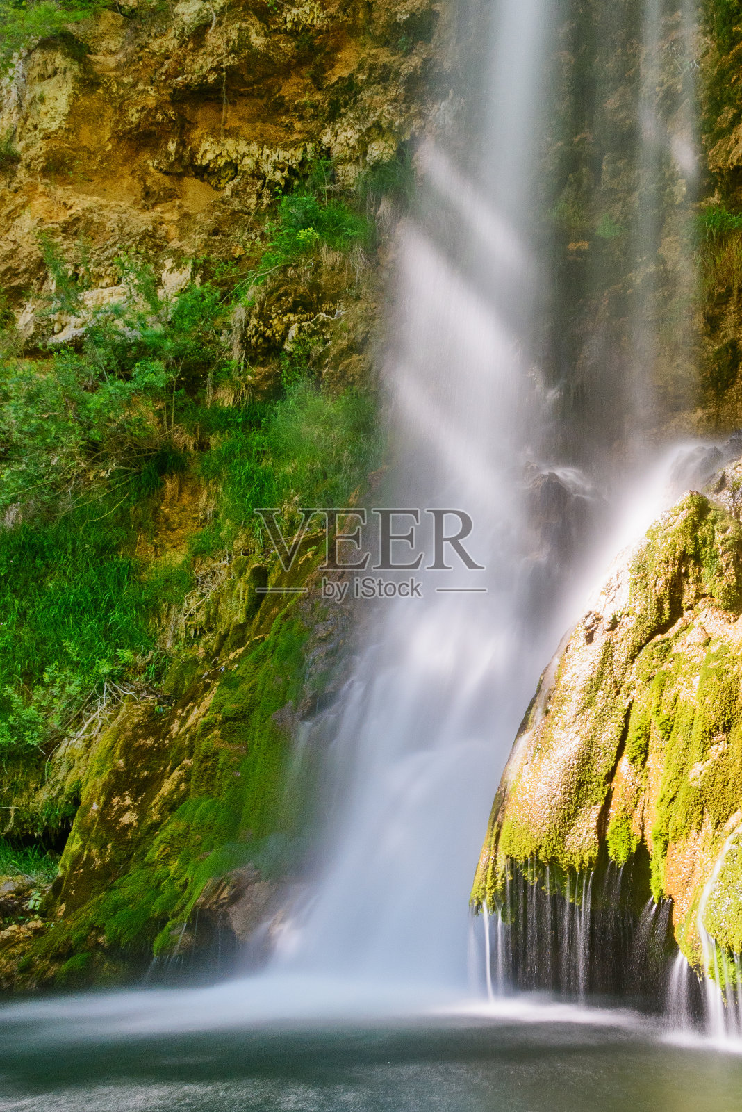 塞尔维亚利线的Veliki Buk。森林深处的瀑布照片摄影图片