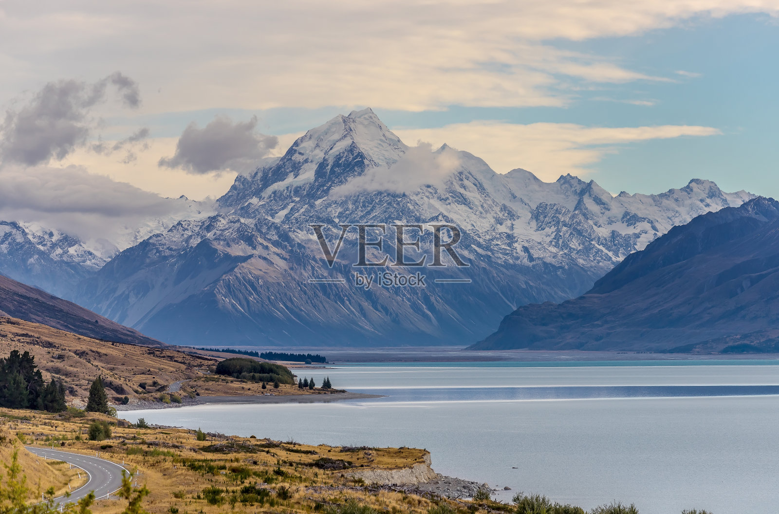 美丽的湖景，山和反射，风景秀丽，湖Pukaki，新西兰，南岛照片摄影图片