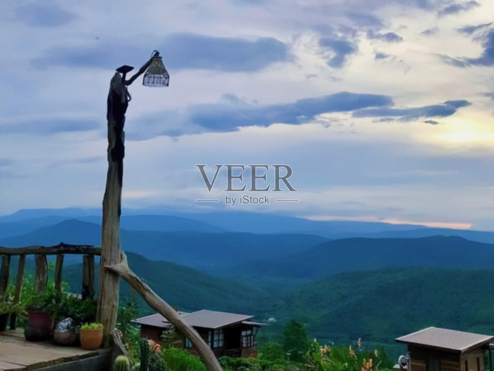 晚上看照片摄影图片