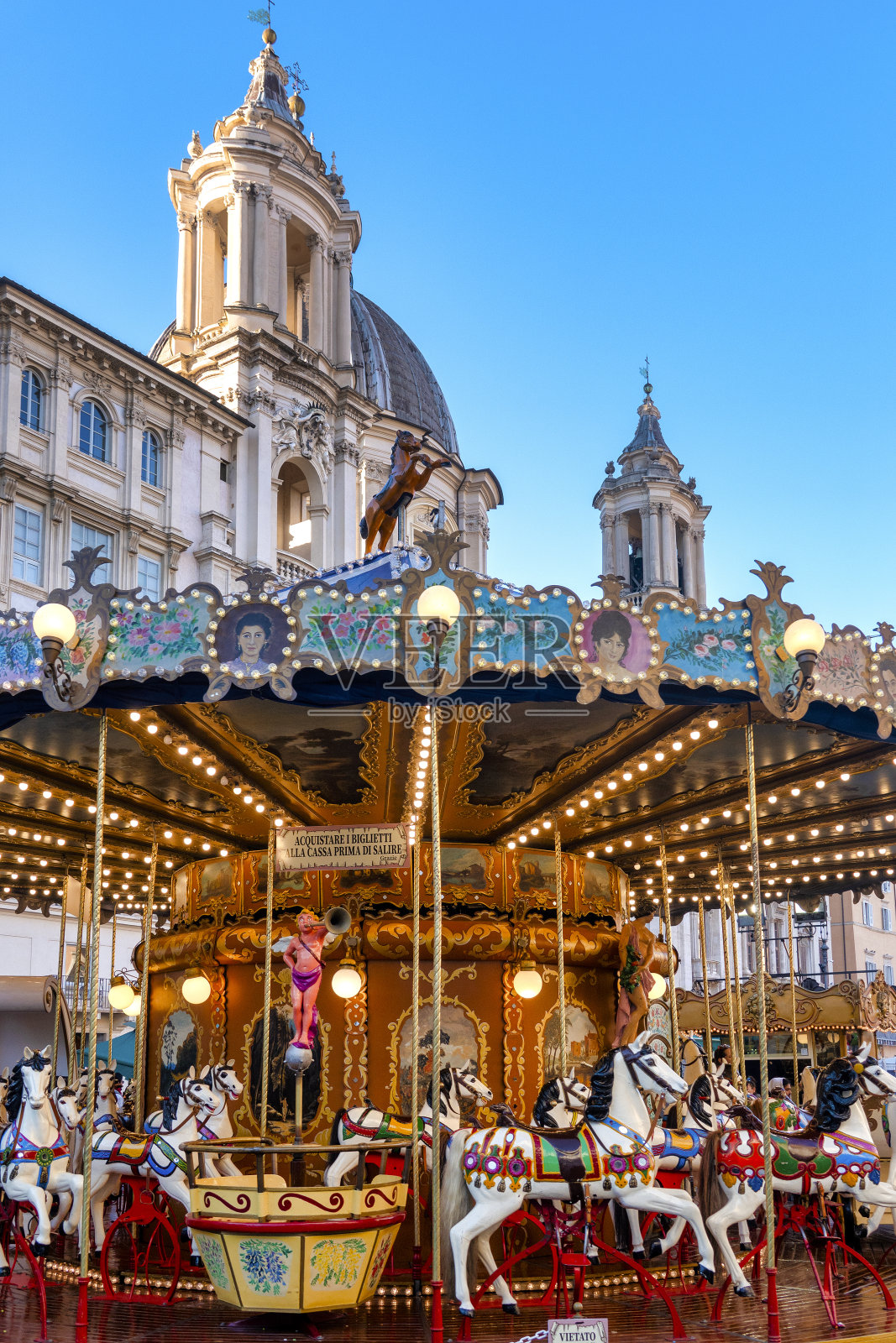 纳沃纳广场的旋转木马照片摄影图片