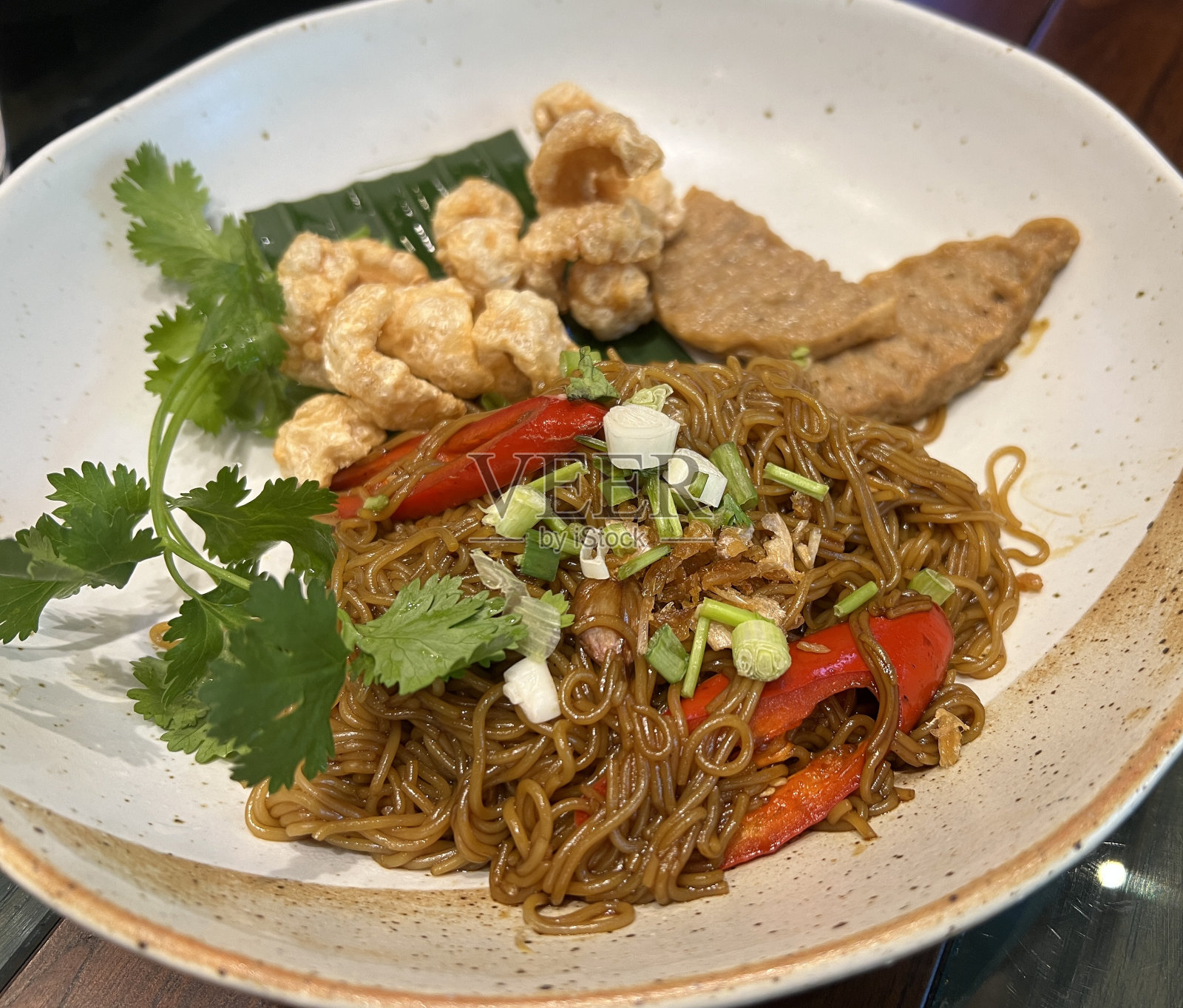 翻炒泰式米粉和猪肉香肠。照片摄影图片