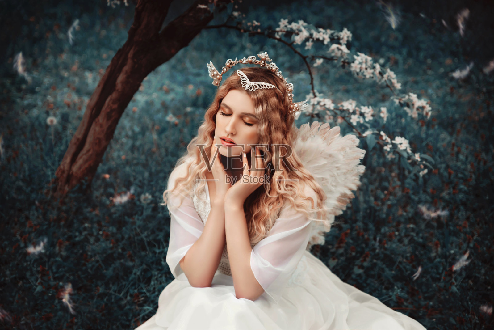 大自然中的女天使照片摄影图片