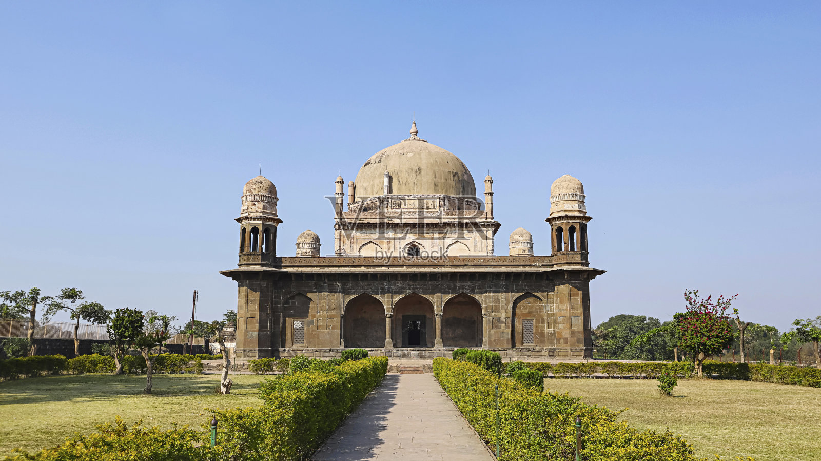 沙阿纳瓦兹汗的陵墓也被称为黑色泰姬陵。建于17世纪早期，位于印度中央邦的布尔汉布尔。照片摄影图片