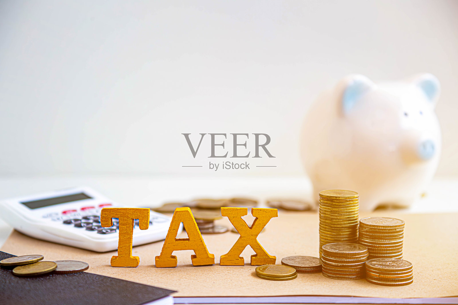 税收概念-税收硬币和玻璃罐与硬币里面在白色背景。照片摄影图片