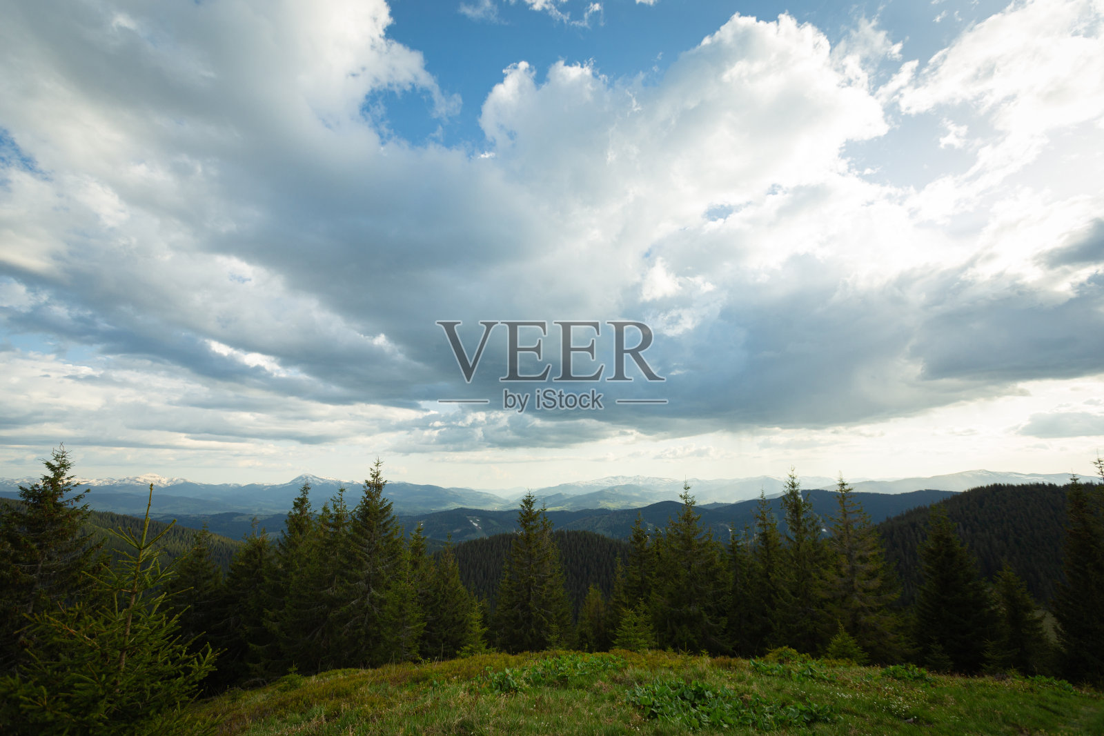 美丽的风景在山上。照片摄影图片