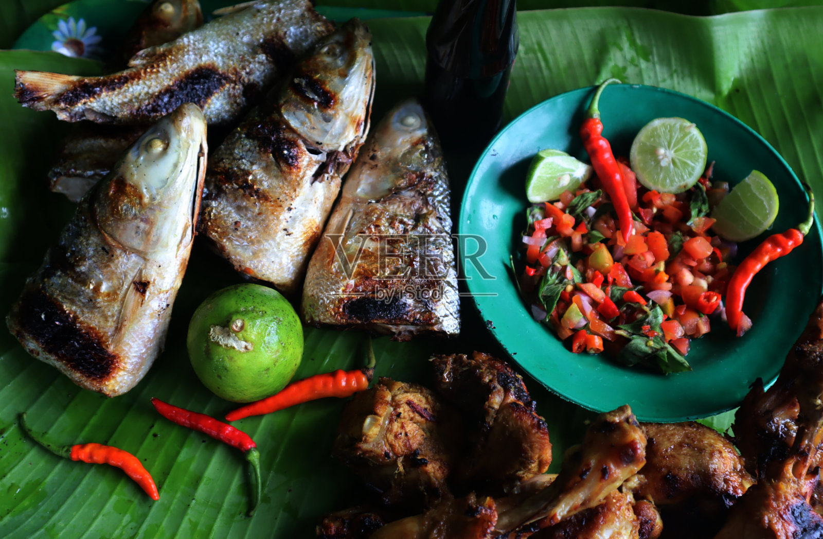 烤鱼和辣酱照片摄影图片