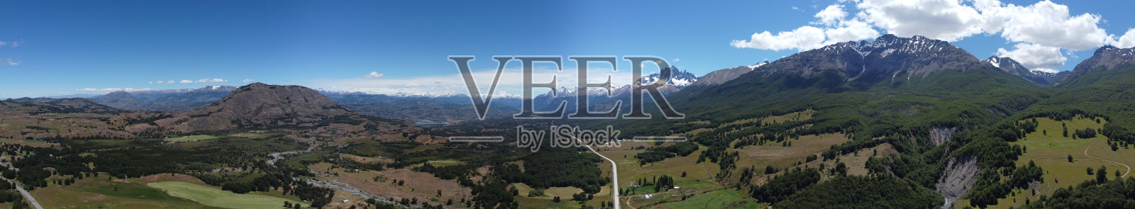 卡雷特拉南部柏油路和参差不齐的黑色山峰照片摄影图片