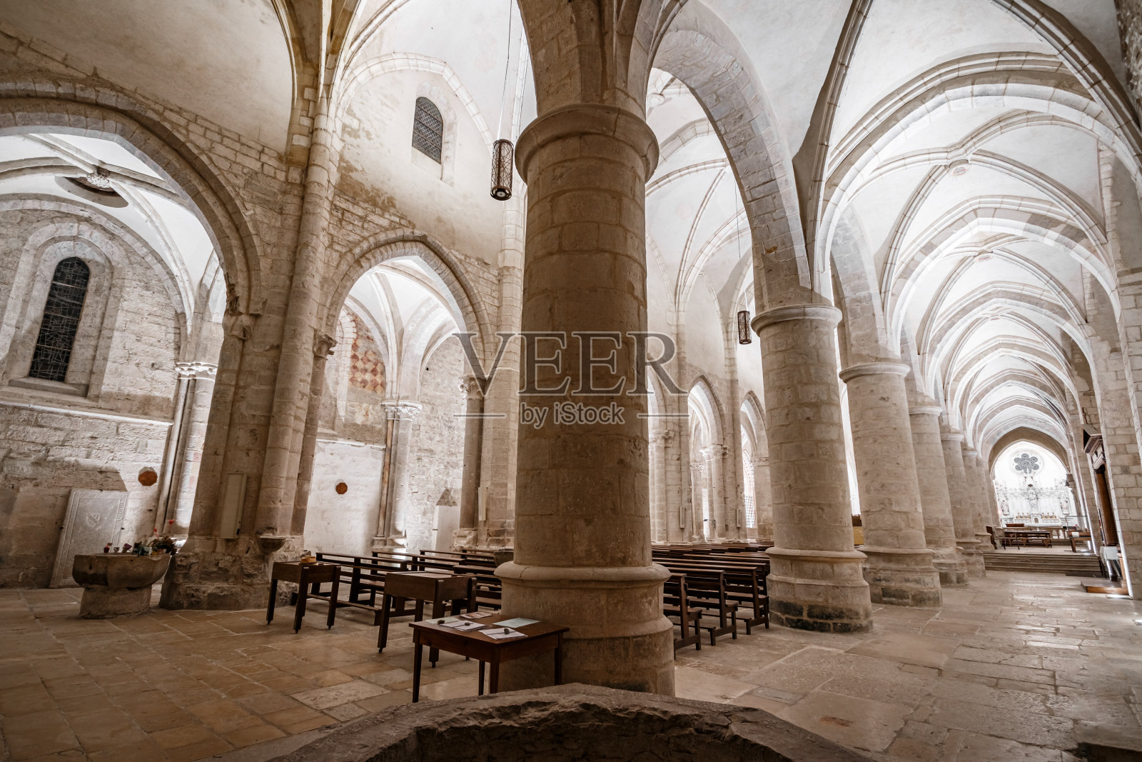 法国安布洛内修道院教堂夜景照片摄影图片