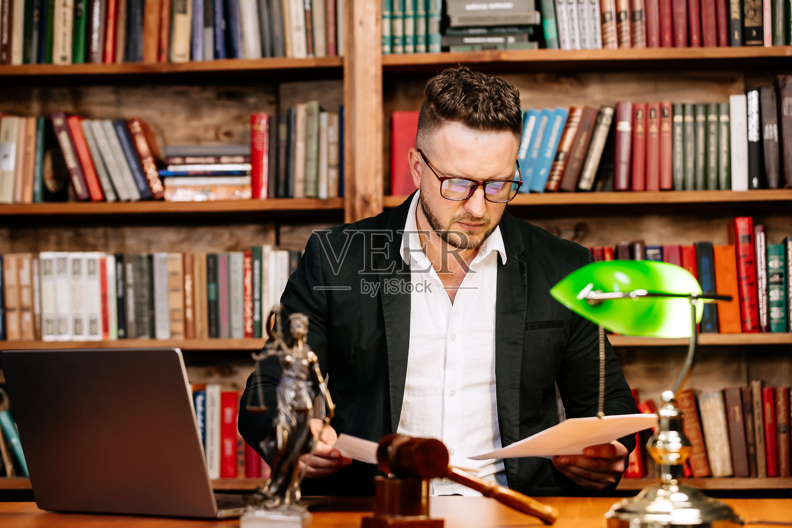 正义与法律概念律师在法院办公室使用笔记本电脑照片摄影图片