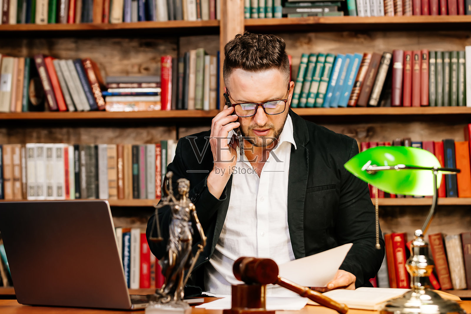 正义与法律概念。法官或律师在法庭办公室工作。法律咨询和正义概念。照片摄影图片