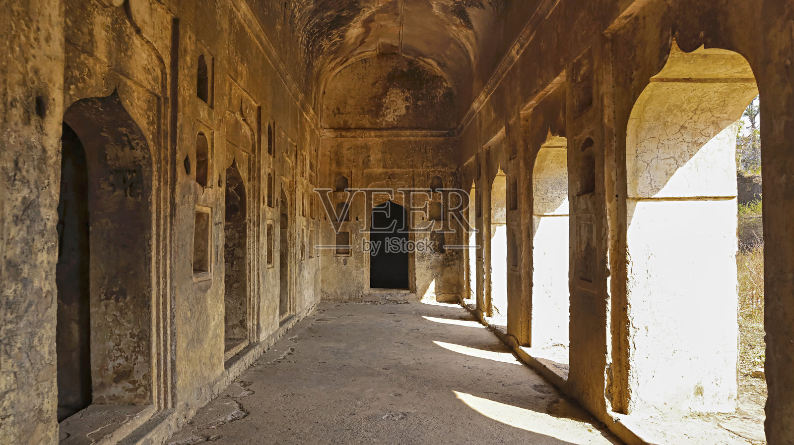 在印度中央邦布尔汉布尔的阿西格尔，莫蒂泰姬陵的废墟内。照片摄影图片