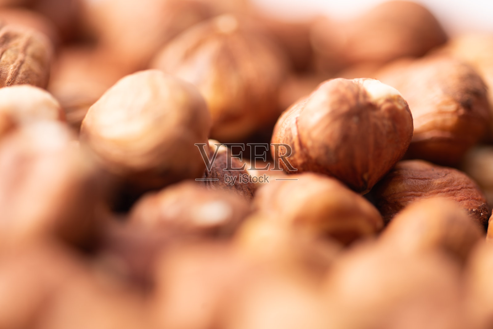 准备清洗的榛子特写，榛子收获，坚果背景生食坚果背景，去皮棕色果仁，健康有机生物制品，素食，素食和生食，健康脂肪照片摄影图片