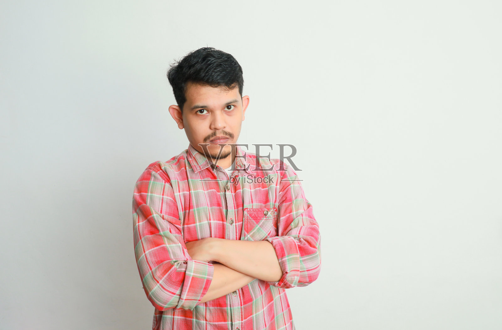 一名亚洲男子表现出思考、怀疑的表情照片摄影图片