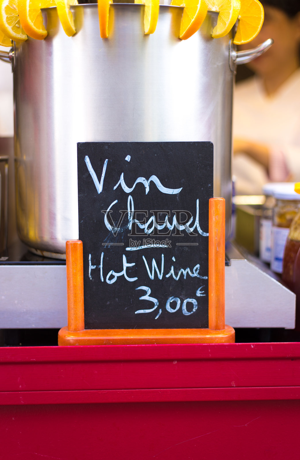 法国巴黎:彩色双语标志，上面写着“VIN CHAUD HOT WINE”照片摄影图片