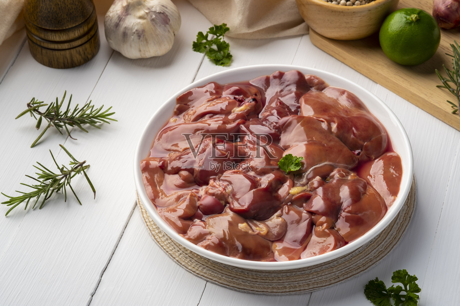 肉生鸡肝肉在白色盘子。照片摄影图片